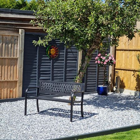 A Bright And Spacious Gem Staines-upon-Thames Buitenkant foto