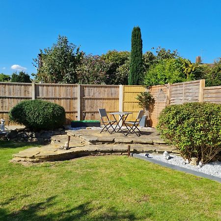 A Bright And Spacious Gem Staines-upon-Thames Buitenkant foto