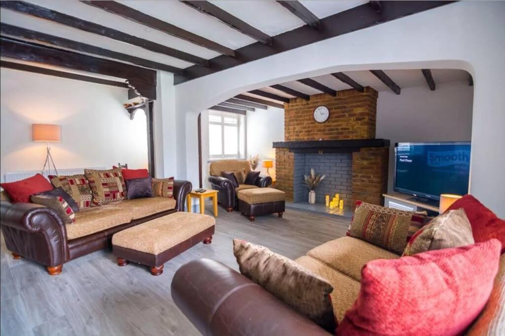 A Bright And Spacious Gem Staines-upon-Thames Buitenkant foto