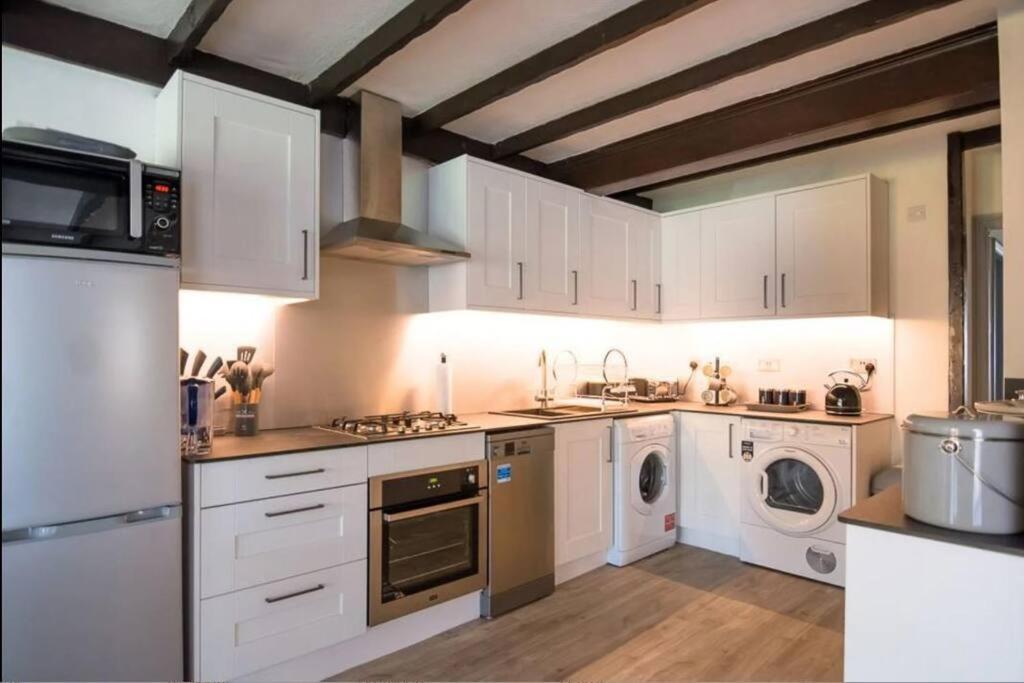 A Bright And Spacious Gem Staines-upon-Thames Buitenkant foto