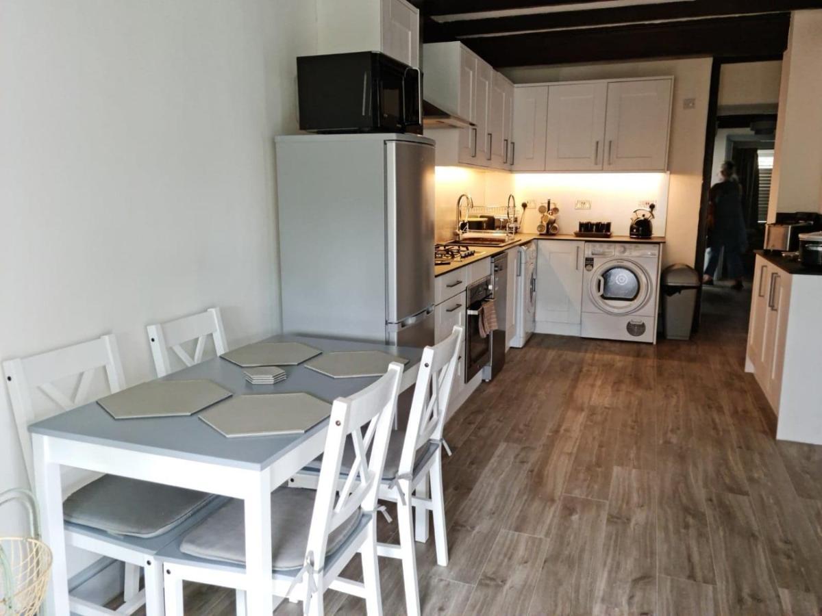 A Bright And Spacious Gem Staines-upon-Thames Buitenkant foto