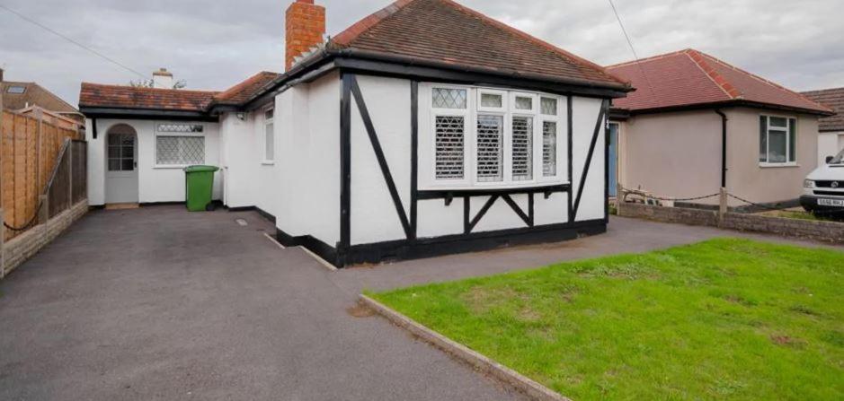 A Bright And Spacious Gem Staines-upon-Thames Buitenkant foto