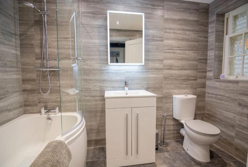 A Bright And Spacious Gem Staines-upon-Thames Buitenkant foto