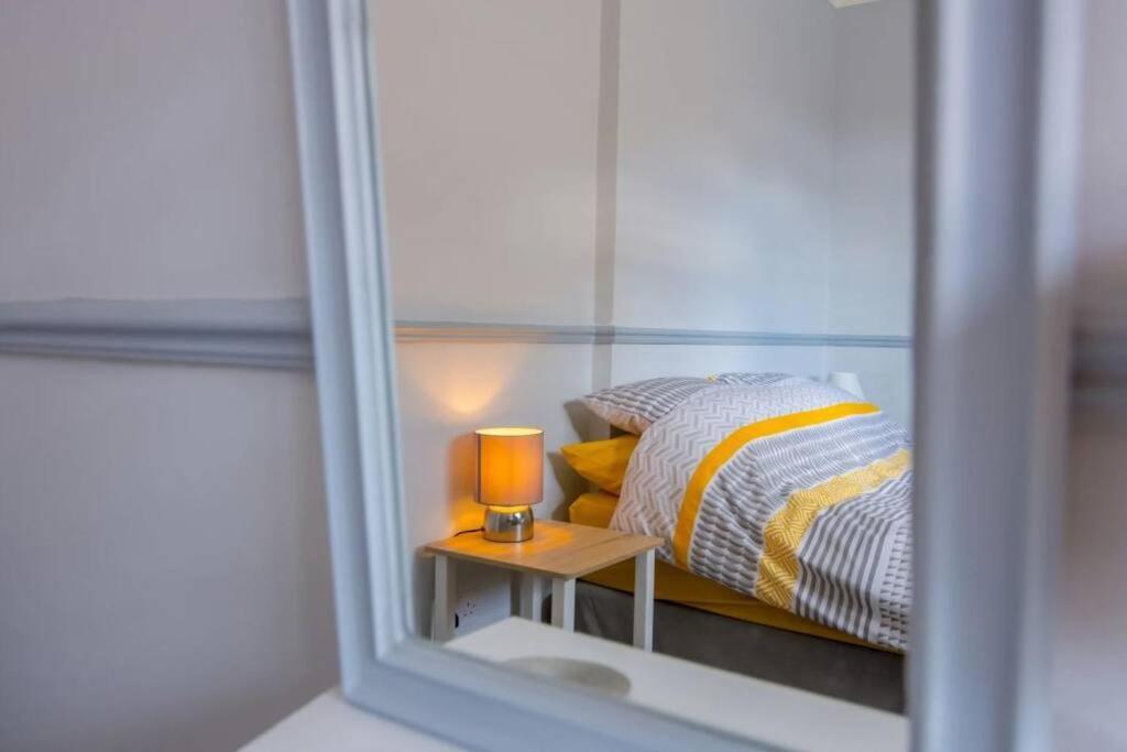 A Bright And Spacious Gem Staines-upon-Thames Buitenkant foto