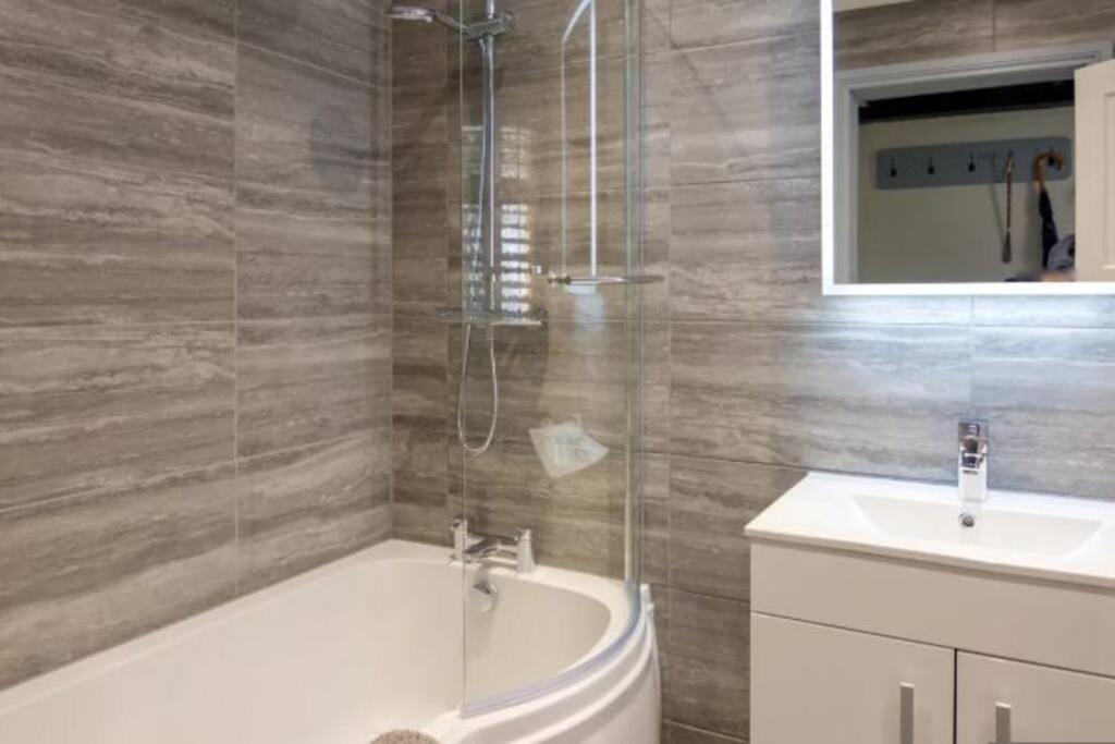 A Bright And Spacious Gem Staines-upon-Thames Buitenkant foto