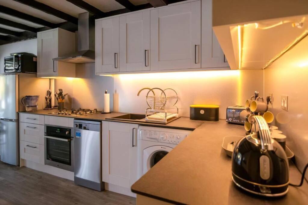 A Bright And Spacious Gem Staines-upon-Thames Buitenkant foto