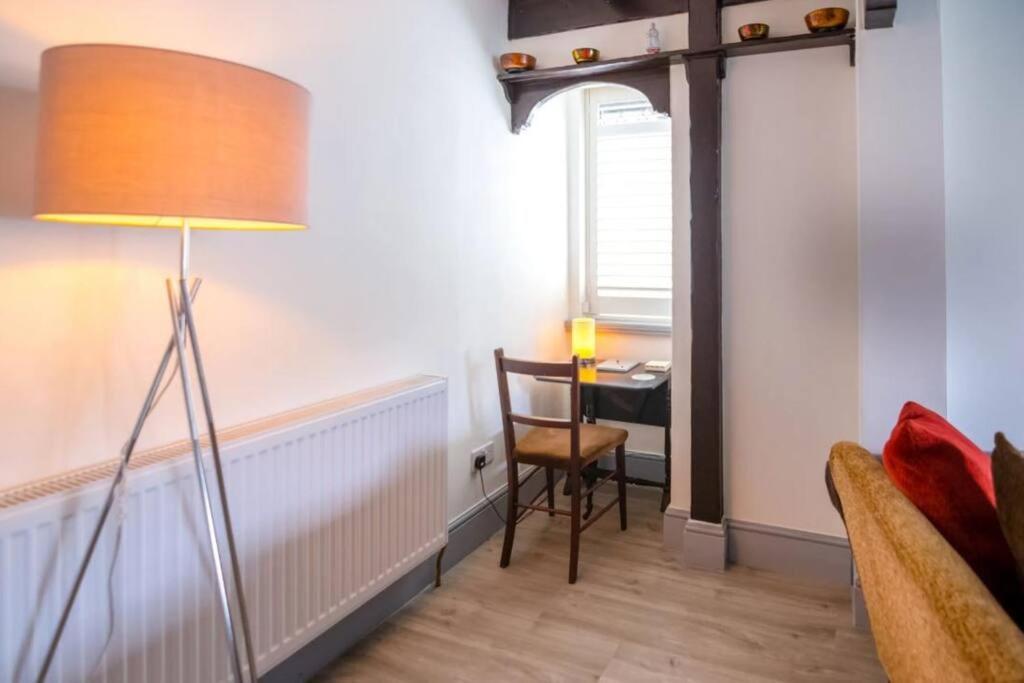 A Bright And Spacious Gem Staines-upon-Thames Buitenkant foto