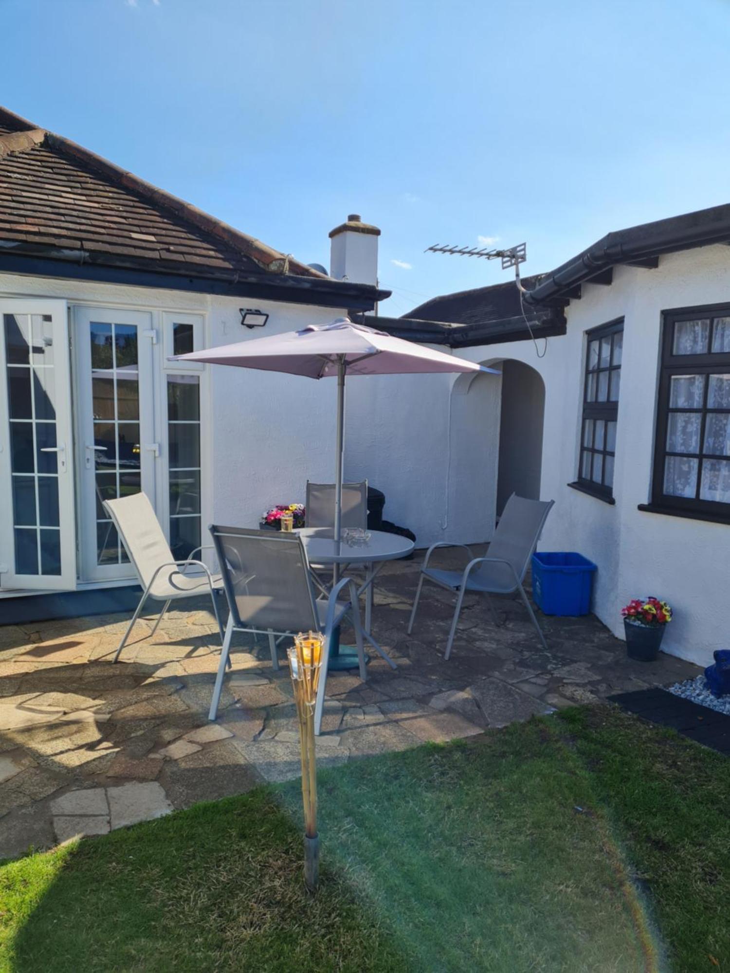 A Bright And Spacious Gem Staines-upon-Thames Buitenkant foto