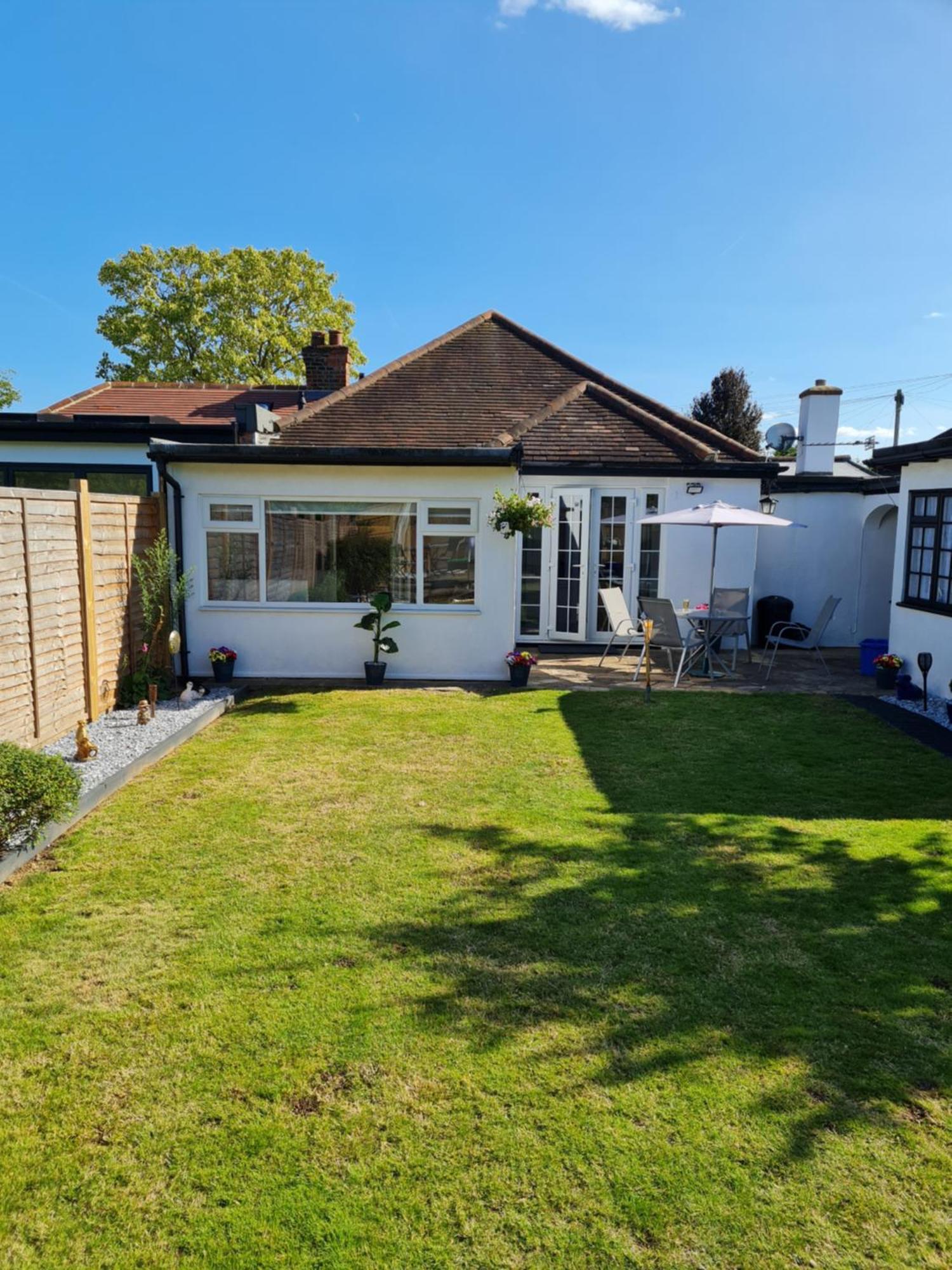 A Bright And Spacious Gem Staines-upon-Thames Buitenkant foto